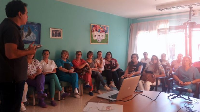 Gu&iacute;a: Formaci&oacute;n en comunicaci&oacute;n y atenci&oacute;n en la Residencia de Mayores