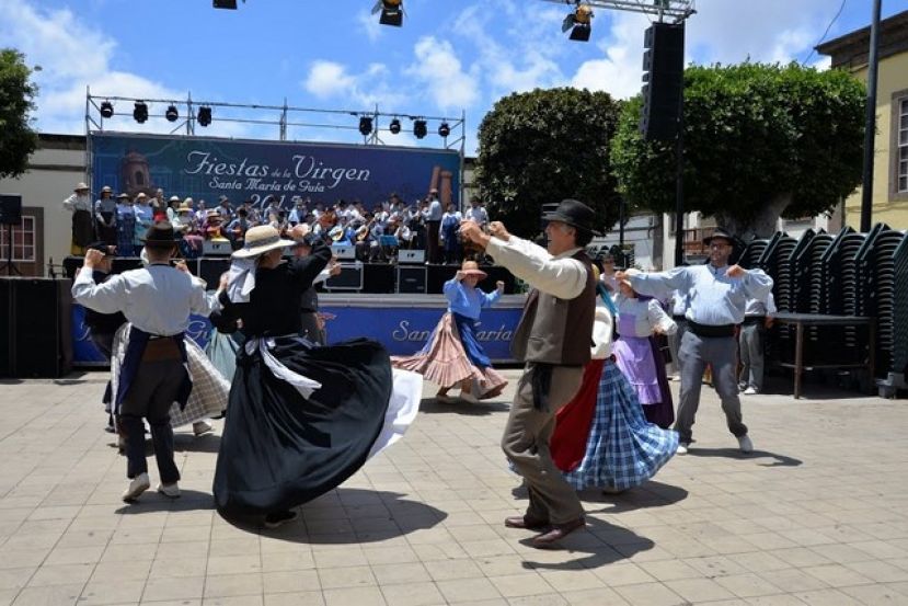 Guía: La Agrupación Folclórica &#039;Estrella y Guía&#039; ameniza el mercadillo dominical