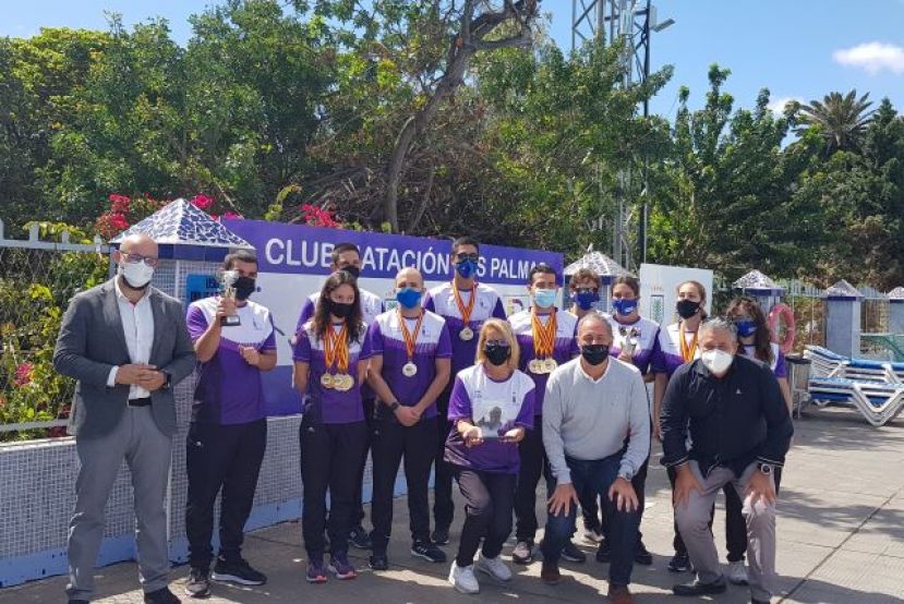 Francisco Castellano con los campeones de nataci&oacute;n adaptada del CN Las Palmas