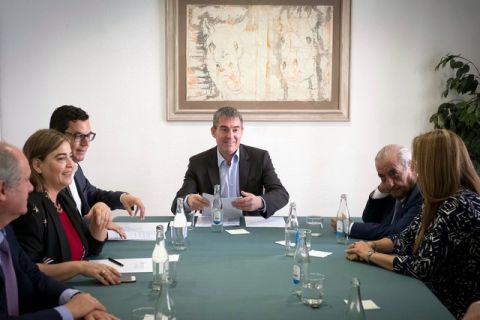 Clavijo analiza con las aerol&iacute;neas  la mejora de la conectividad en frecuencias y plazas