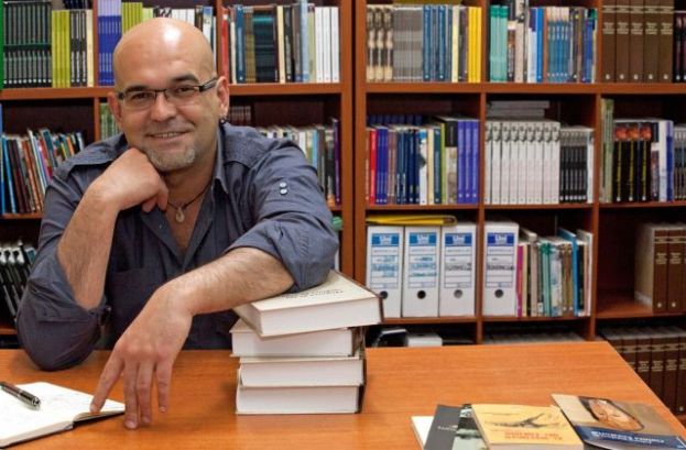 Alexis Ravelo imparte en la Biblioteca Insular un Taller Virtual de narrativa breve