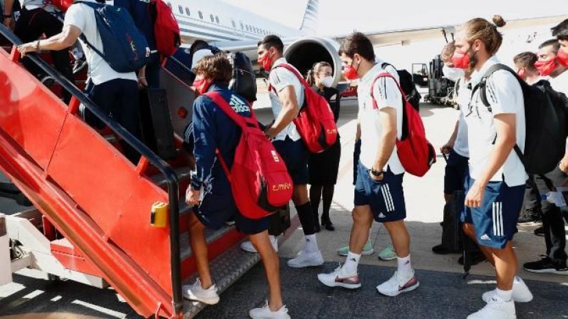 Dani Olmo, Pedri y cia, rumbo a Jap&oacute;n tras el incidente del avi&oacute;n