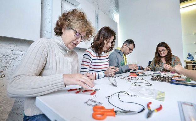 Cursos de artesanía de calado, torno cerámico, cestería, papel, telar y joyería