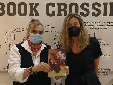 La periodista y escritora Alicia Luengo dona su novela “El Oráculo de nuestro corazón”