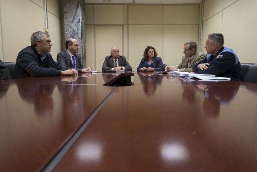 Se interrumpe el paso de vehículos pesados por la Avenida Marítima en la Cabalgata