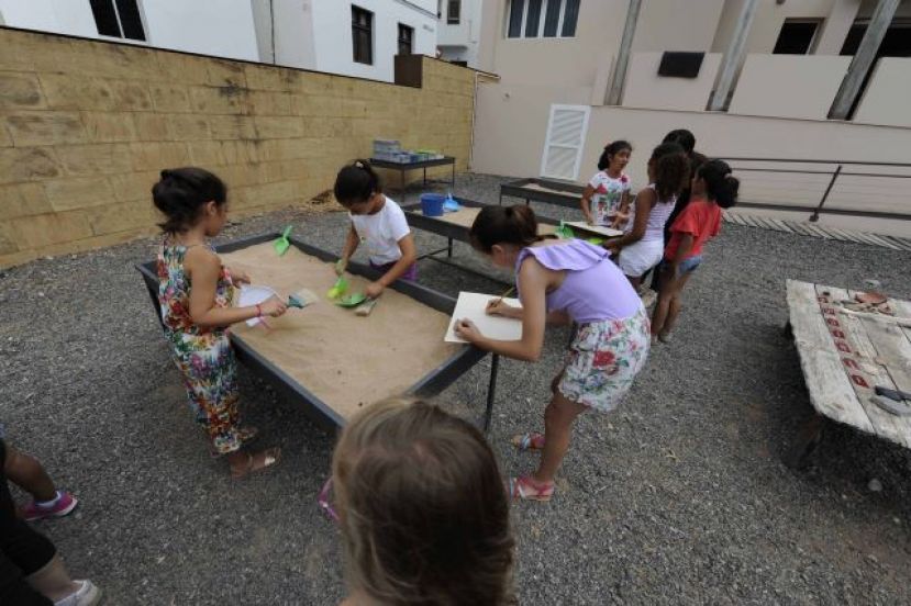 CUEVA PINTADA OFRECE DOS VISITAS-TALLER PARA QUE LAS FAMILIAS SE APROXIMEN AL FASCINANTE MUNDO DE LA ARQUEOLOGÍA