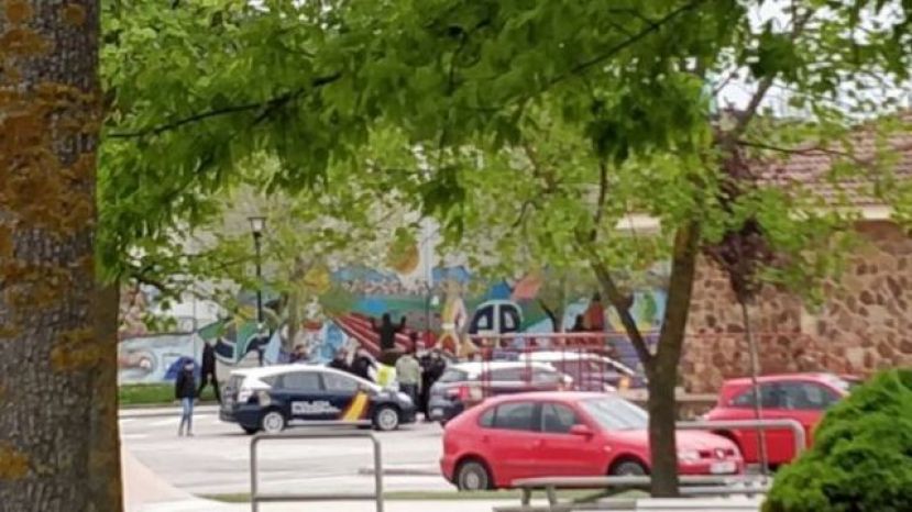 Un jugador del Numancia se enfrenta con arma blanca a aficionados tras el partido