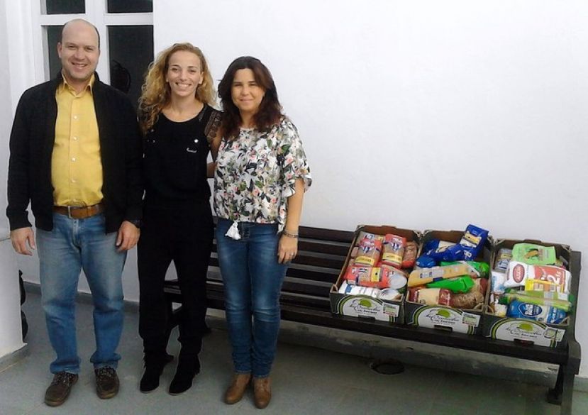 Agaete: La Asociaci&oacute;n Channarong Muay Thay dona alimentos a Servicios Sociales