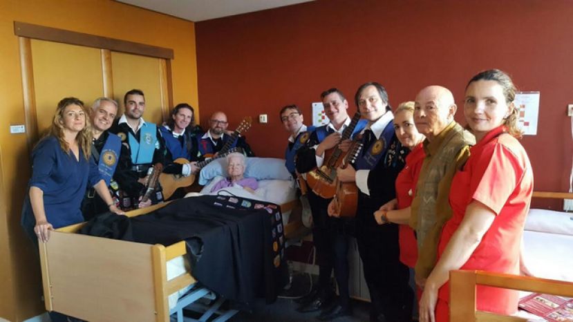 Una Ronda de 103 a&ntilde;os, la Tuna Universitaria, a Conchita Padr&oacute;n en El Pino