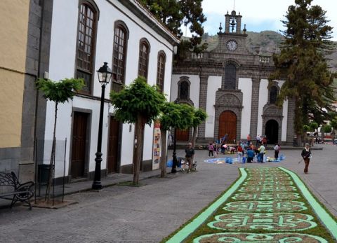 Teror: Taller de creaci&oacute;n de alfombras para el Corpus y el Sagrado Coraz&oacute;n