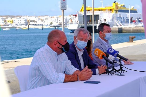 Franquis presenta el borrador para crear una nueva d&aacute;rsena en el puerto de Corralejo