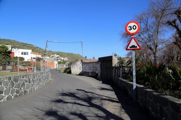 Valleseco instala nuevas se&ntilde;ales de seguridad en diferentes puntos
