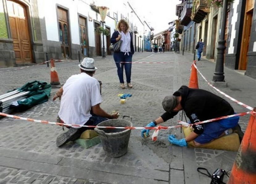 Teror: El Ayuntamiento restaura el pavimento de la calle Real de la Plaza