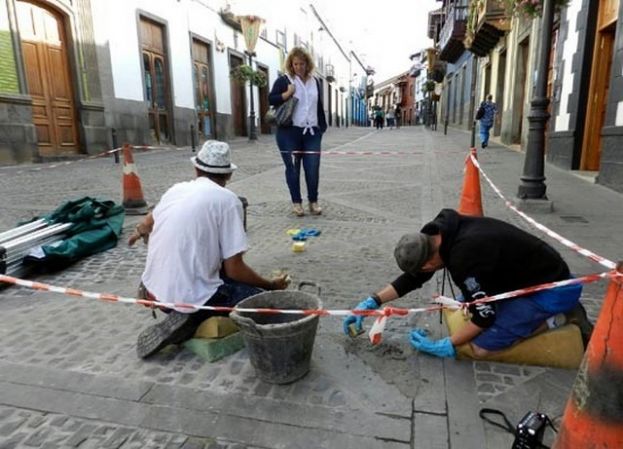 Teror: El Ayuntamiento restaura el pavimento de la calle Real de la Plaza