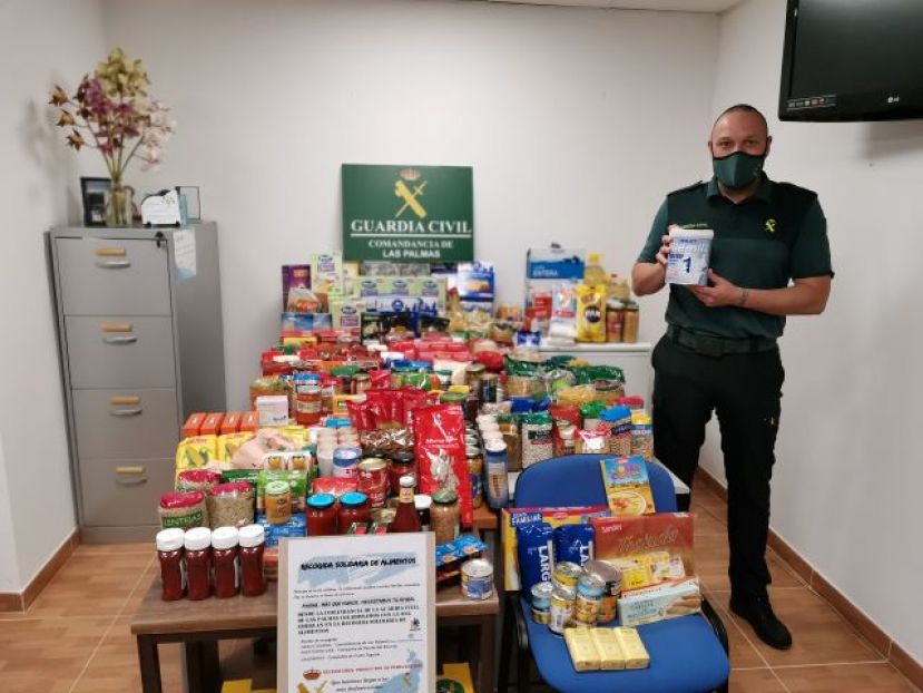 La Guardia Civil realiza una campa&ntilde;a solidaria de recogida de alimentos