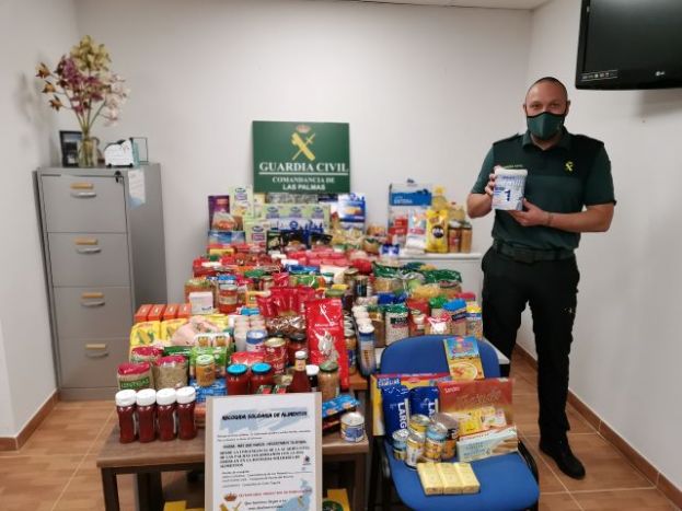 La Guardia Civil realiza una campa&ntilde;a solidaria de recogida de alimentos