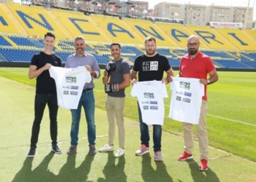 El gerente del IID, Alfredo Gon&ccedil;&aacute;lvez, recibe al p&uacute;gil &lsquo;Sicario&rsquo; antes de su debut en la velada &lsquo;Boxeo Canteras Vista Playa FyH&rsquo;