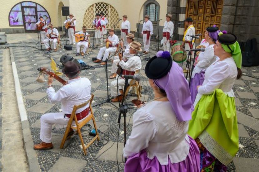 La música folclórica vuelve a sonar los domingos en el Pueblo Canario
