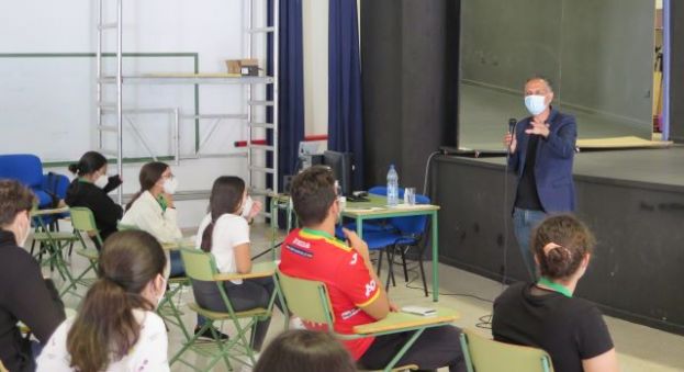 Santiago Gil imparte en la Casa de la Cultura de Gu&iacute;a un taller de escritura