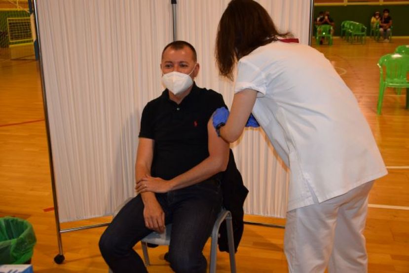 El alcalde de G&aacute;ldar recibe la primera vacuna Pfizer frente al Covid19