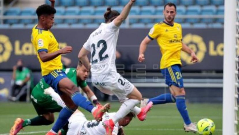 El C&aacute;diz amarra la permanencia y deja herido al Huesca
