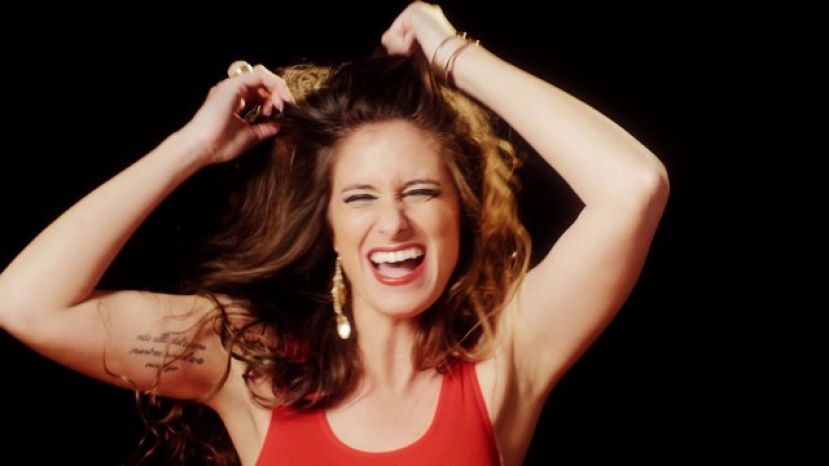 El espect&aacute;culo musical 'La Folcr&oacute;nica' de la cantautora malague&ntilde;a Mar&iacute;a Pel&aacute;e cierra el ciclo de conciertos de 'Patios En(Cantados)'