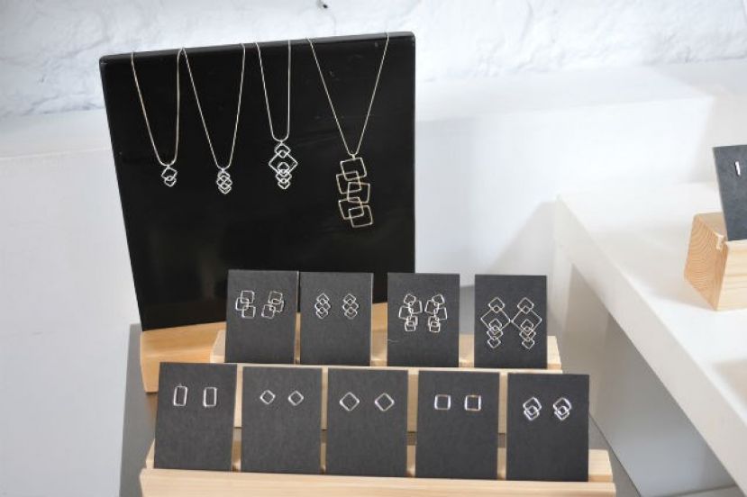 Cer&aacute;mica de inspiraci&oacute;n japonesa, piezas &uacute;nicas elaboradas con telar y art&iacute;culos de joyer&iacute;a convergen en La Sala del Cabildo