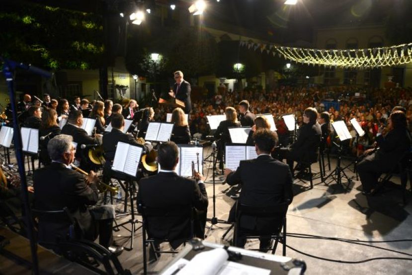 Gu&iacute;a: La Banda de M&uacute;sica, Cristina Ramos y &lsquo;Los 600&rsquo; llenaron la Plaza Grande