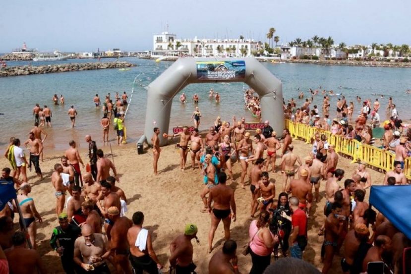 Abi&aacute;n Reino y Cristina Ram&iacute;rez ganan la X Traves&iacute;a a Nado Playa de Mog&aacute;n 5 Km