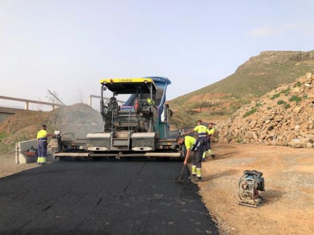 G&aacute;ldar pavimenta el camino de La Enconada, Pol&iacute;gono Industrial y Cementerio