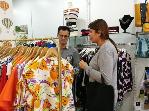 Tercer punto de venta identificado con la placa de Moda C&aacute;lida