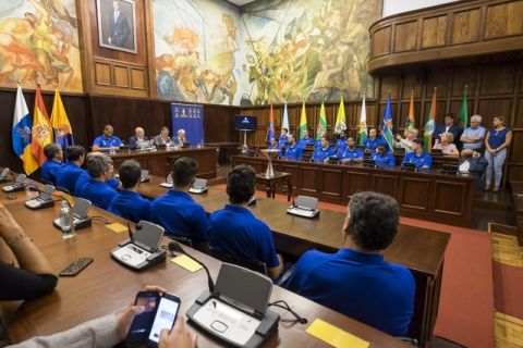 El Granca regresa al Cabildo adueñado de la Supercopa y promete dar el 200 %