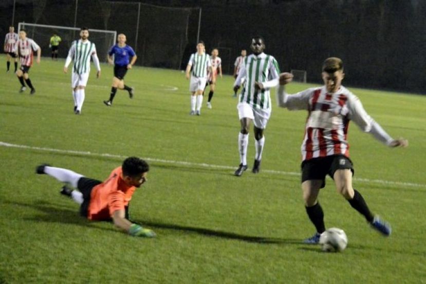 Fútbol Regional Preferente: (4-4) El Unión Marina logra un punto de un partido loco