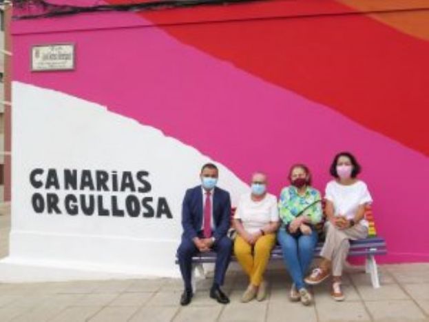 Canarias exhibe su orgullo con proyecciones, placas y un mural homenaje al transformista Xayo