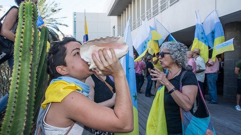 Izada bandera canaria en el Cabildo de Gran Canaria