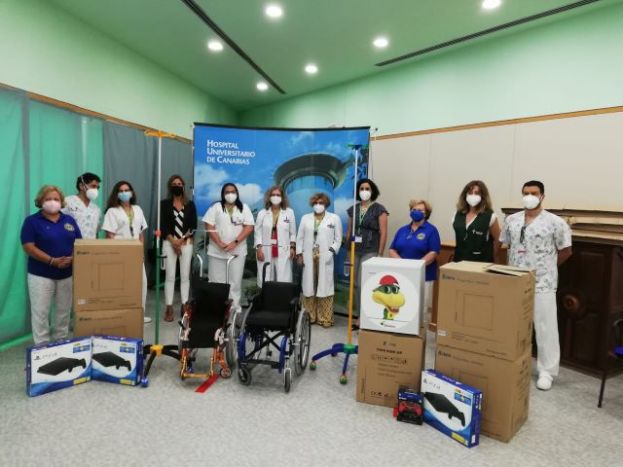 El HUC recibe material y videoconsolas de mano de la AECC para los pacientes pediátricos