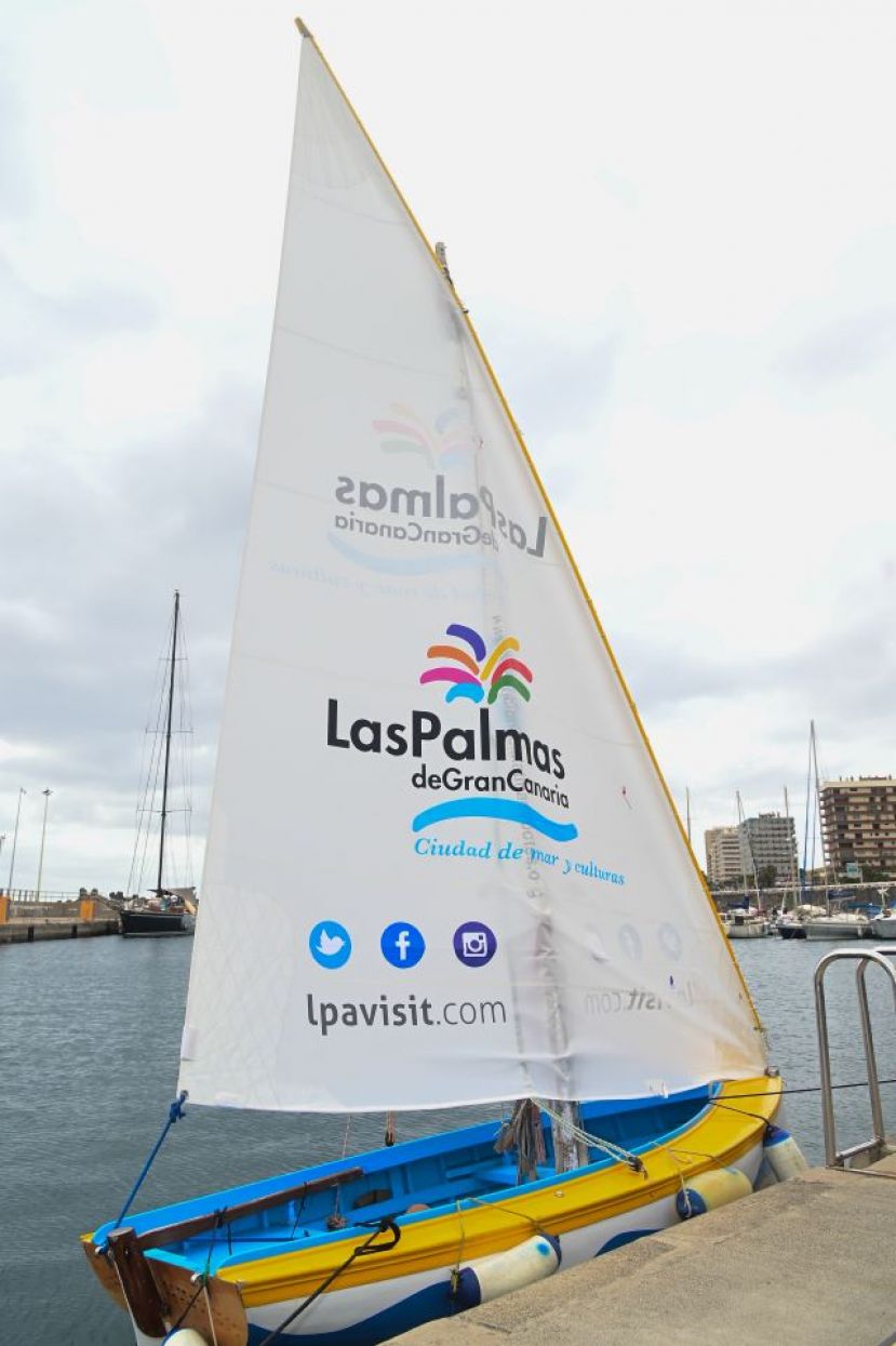 El bote de Vela Latina ‘Las Palmas de Gran Canaria’ navega por las Rías Baixas