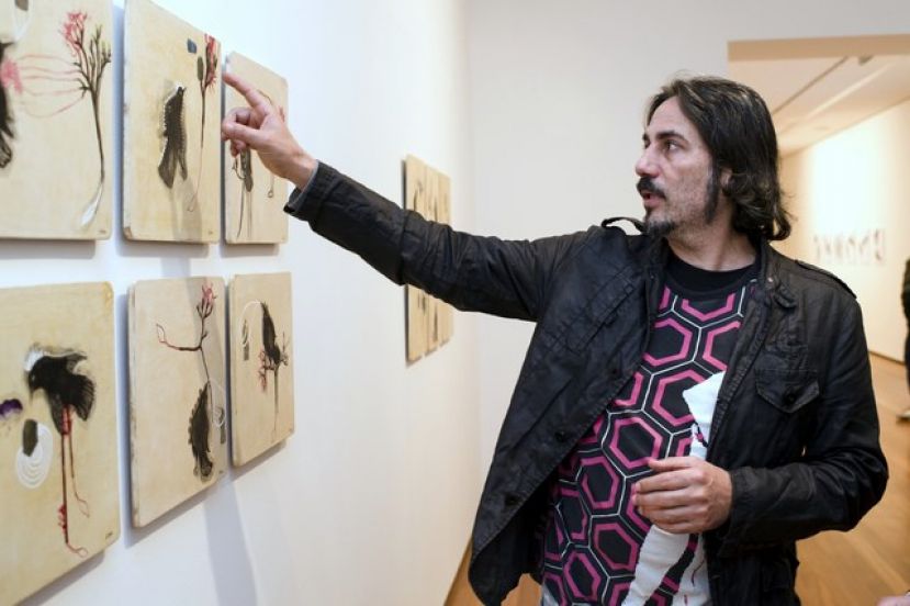 El artista Augusto Vives ofrece al público una visita guiada a su exposición
