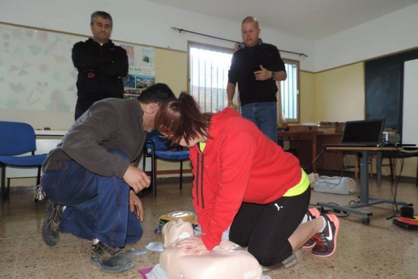 La Aldea: Deportes forma en el uso de desfibriladores