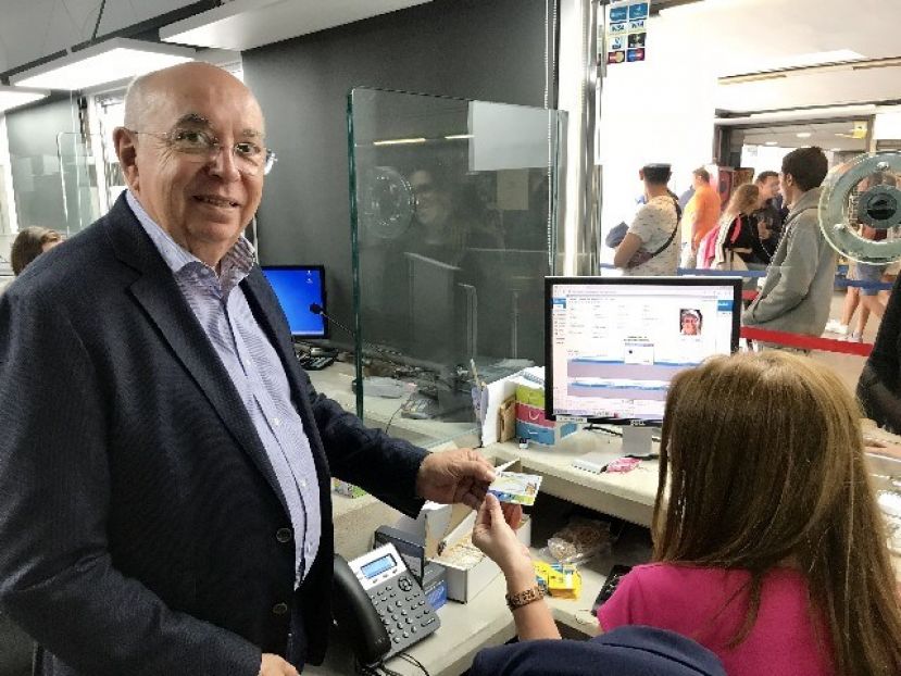 El Cabildo empieza a emitir las primeras tarjetas del bono transporte residente canario de Gran Canaria