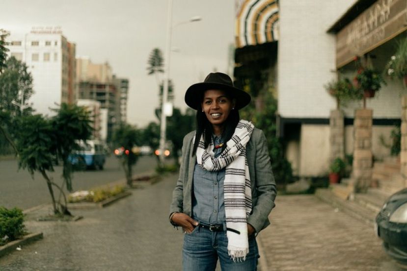 La artista et&iacute;ope Aida Muluneh imparte una conferencia en el CAAM