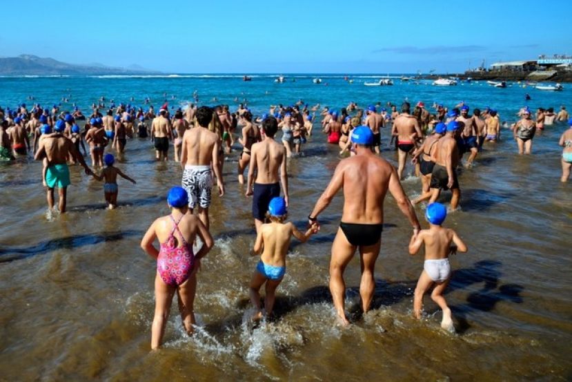 El primer ba&ntilde;o del a&ntilde;o convoca un millar de personas en la playa de Las Canteras