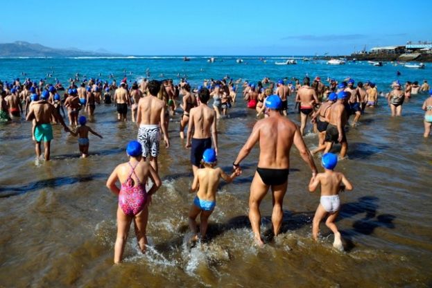 El primer ba&ntilde;o del a&ntilde;o convoca un millar de personas en la playa de Las Canteras