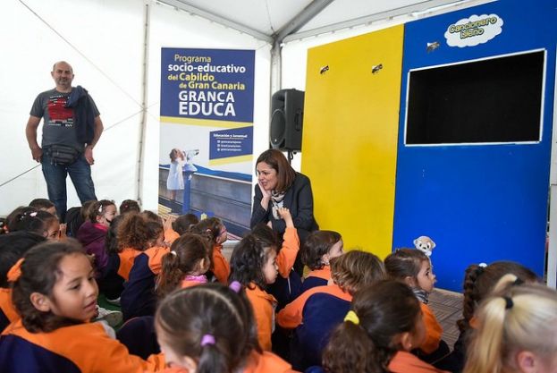 Jugar al yoy&oacute;, las estampas y el salto del pastor sorprende a 2.000 escolares en la Semana de la Infancia en Gran Canaria