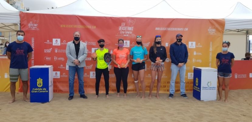 Francisco Castellano hace entrega de los trofeos a los ganadores del torneo BT100 del ITF Beachtennis Gran Canaria Final 2020