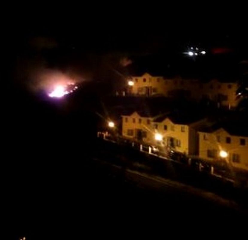 Extinguido un nuevo fuego anoche cerca de unas viviendas en Artenara