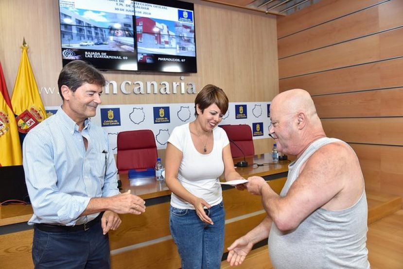 El Cabildo de Gran Canaria entrega a cuatro adjudicatarios las llaves de sus viviendas en dos edificios de G&aacute;ldar