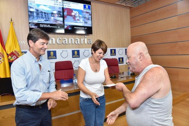El Cabildo de Gran Canaria entrega a cuatro adjudicatarios las llaves de sus viviendas en dos edificios de G&aacute;ldar