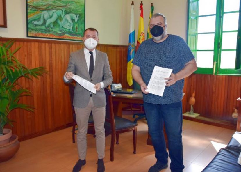 El Ayuntamiento de Gáldar firma con el colectivo Gamá el protocolo ‘La Liga Arcoíris’