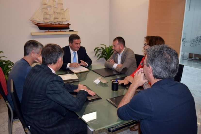 Gáldar: El alcalde formaliza la compra de un edificio en Bajada de la Guayarminas
